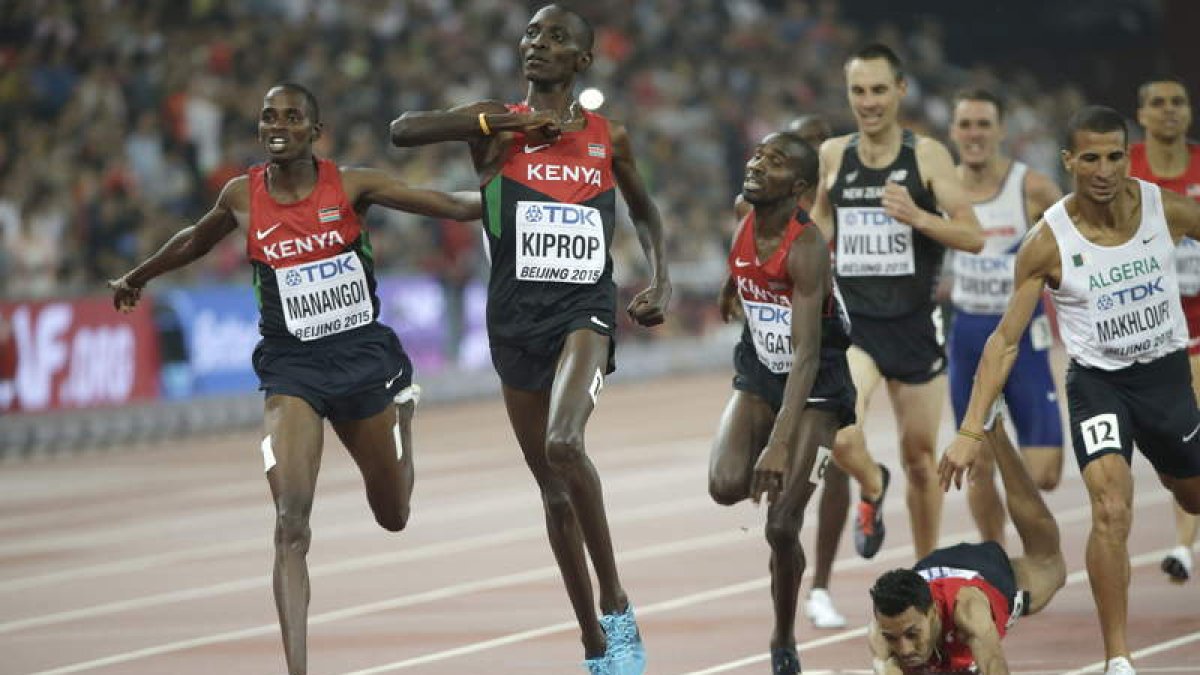 Kiprop celebra su oro en el 1.500, un éxito más para Kenia que acabó líder del Mundial.