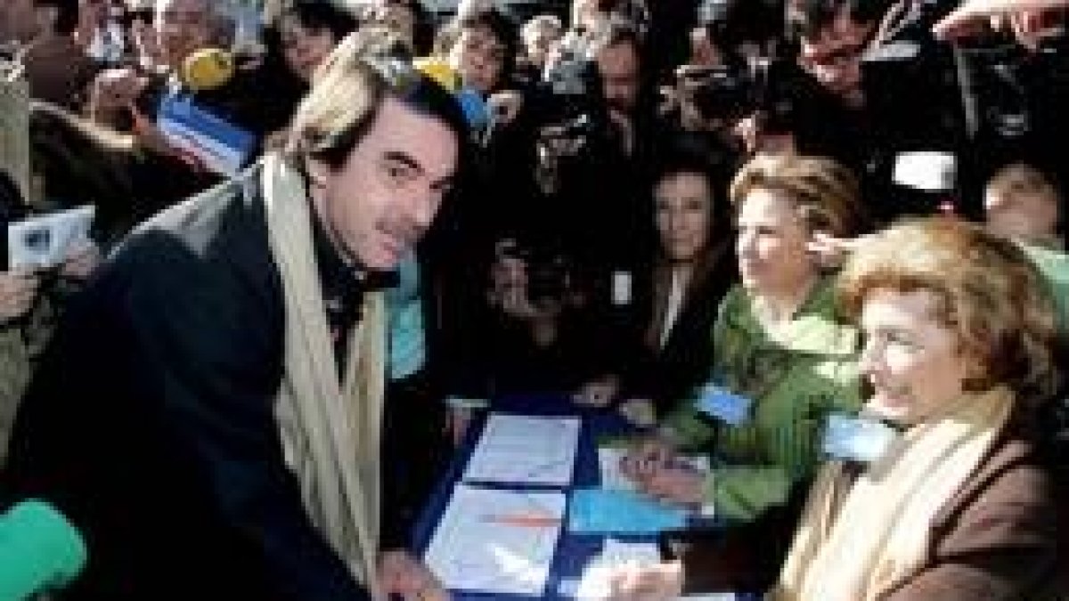José María Aznar firmó ayer en la campaña puesta en marcha por el PP contra el Estatuto de Cataluña