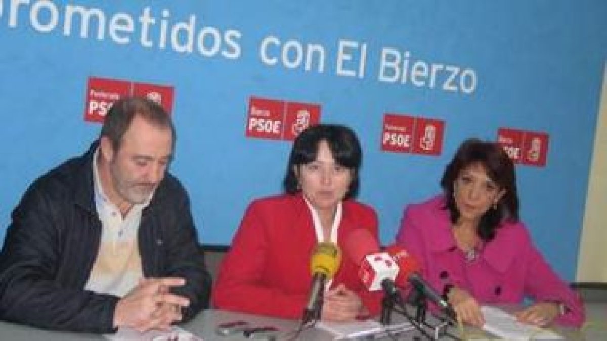 Aníbal Merayo, Ángela Marqués y Victorina Alonso, ayer en la sede del PSOE en Ponferrada.