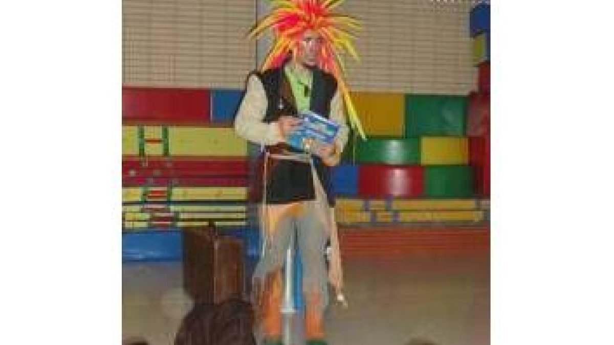 El duende de la lectura, con alguno de los alumnos de Navatejera