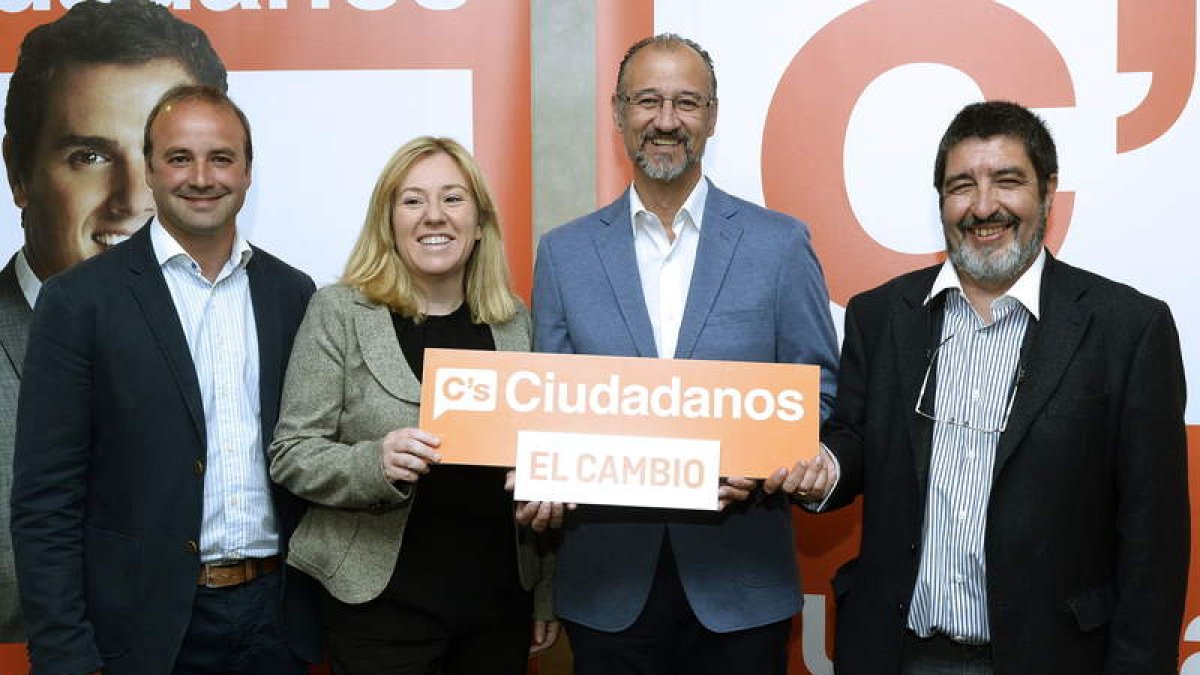 Luis Fuentes, en el centro, con los procuradores electos de su partido, entre ellos Manuel Mitadiel.