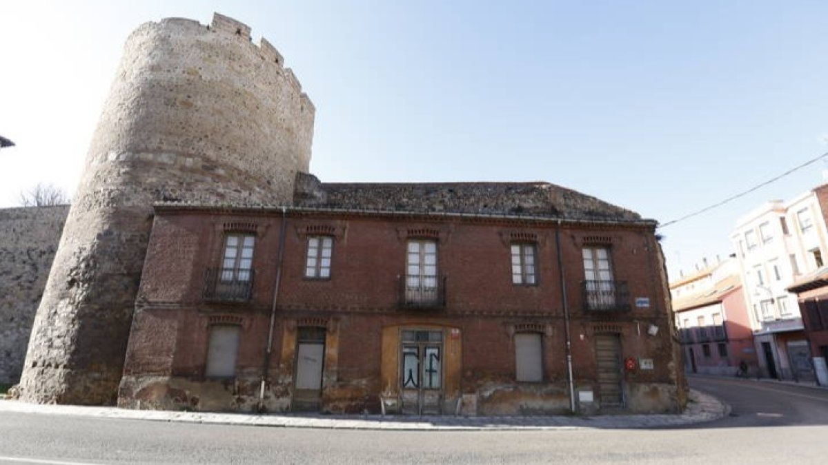 Inmueble adosado a la muralla, en el número 29 de Los Cubos. MARCIANO PÉREZ