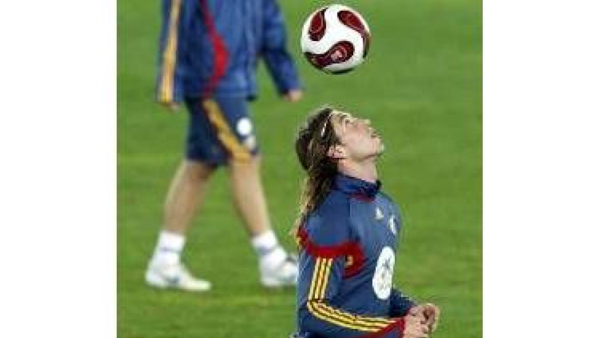 Sergio Ramos realiza malabares con el balón en el entrenamiento