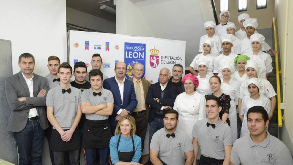Foto de familia de los participantes en el debut del programa ‘Los Productos de León en las cocinas de FP’. ACACIO