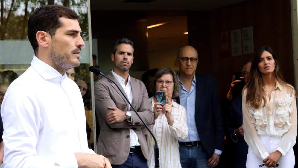 Iker Casillas a su salida del hospital de Oporto. CARLOS GARCÍA