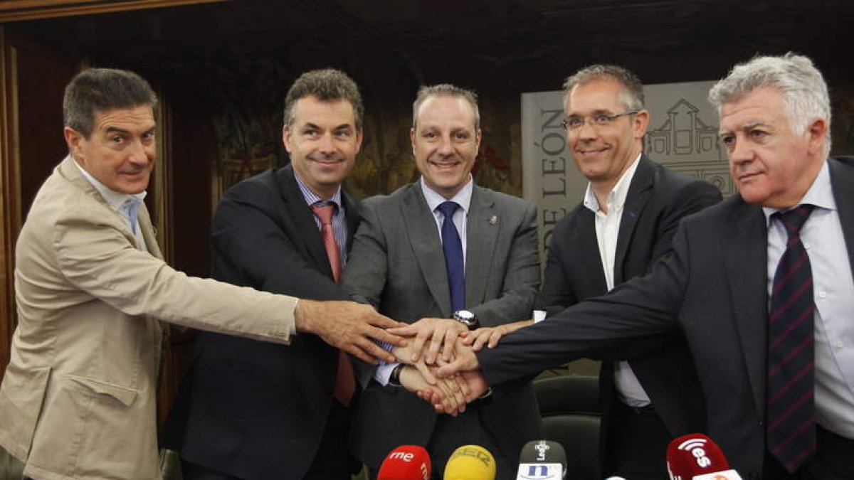 El presidente de la Federación, en el centro, en la recepción en el Ayuntamiento de León.