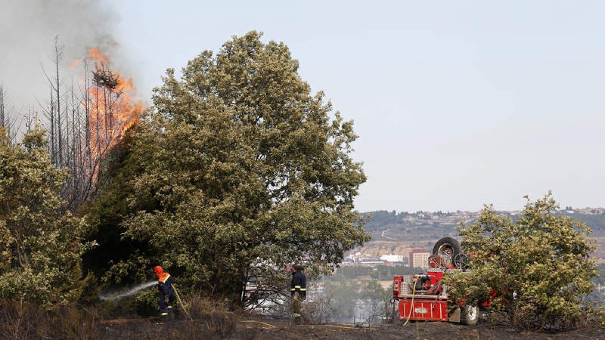 Los bomberos luchan contra las llamas. FERNANDO OTERO