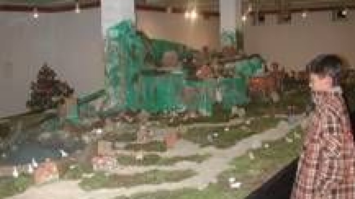 Un niño observa el belén de La Robla formado por centenares de figuras
