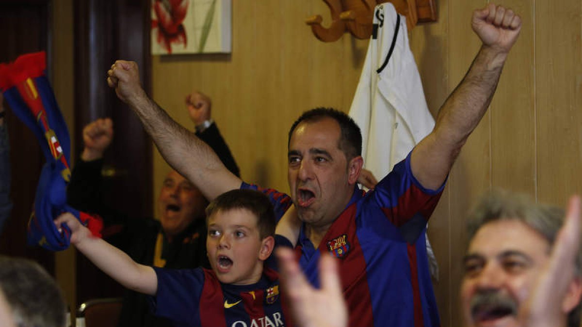 Los aficionados leoneses del Barcelona celebran el título de campeón de Liga por todo lo alto en el Bar Xaica, festejando cada uno de los tres goles de Luis Suárez. JESÚS