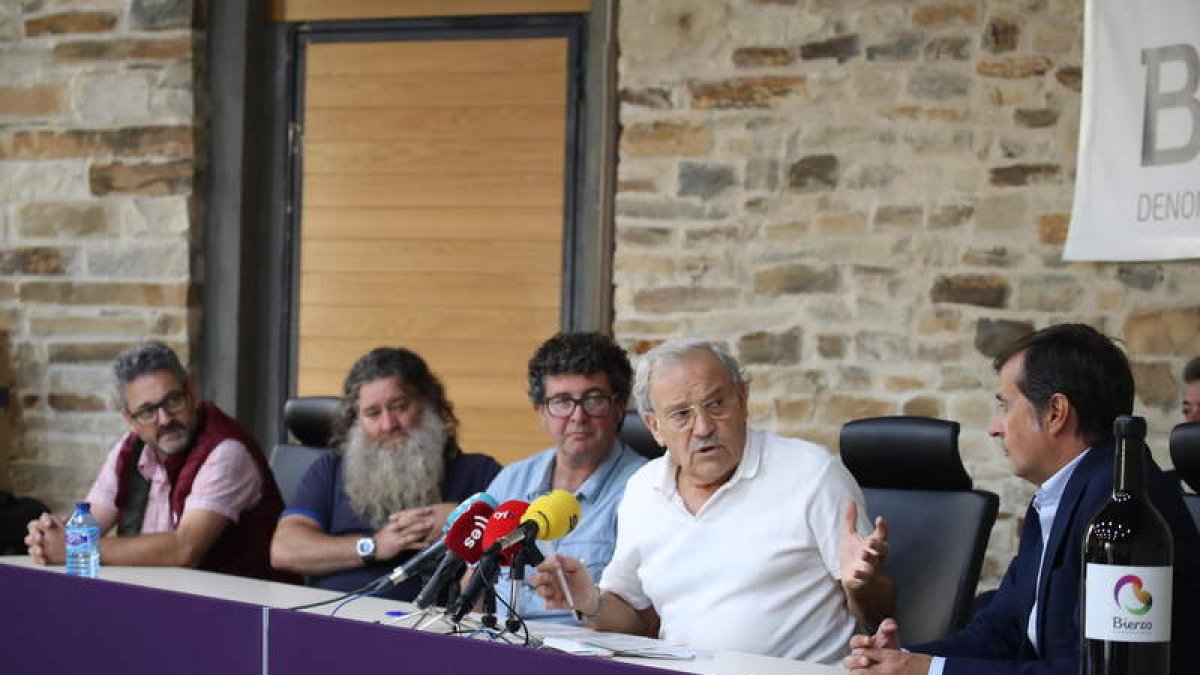 Miembros de Alimentos de Calidad, Paisajes y Viñedos, la Fundación Prada a Tope y la DO Bierzo. BARREDO