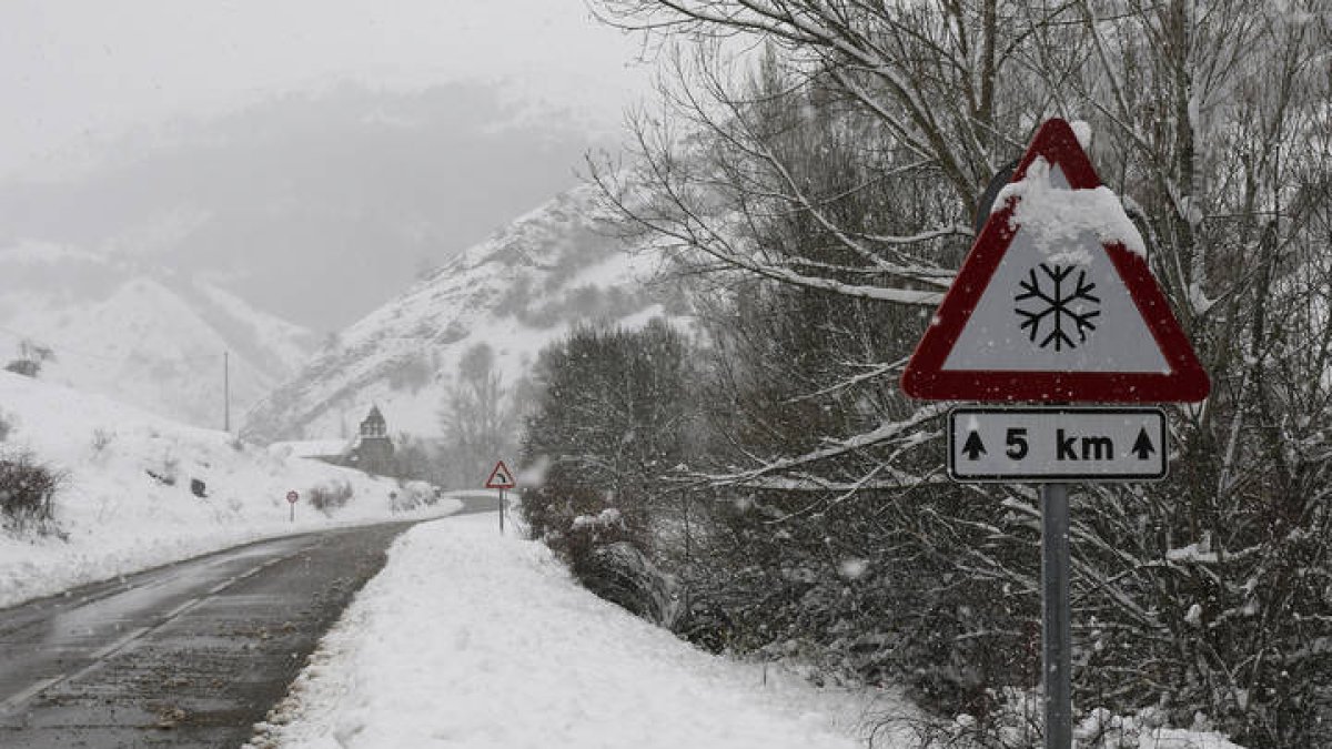 Estampa nevada en Geras de Gordón. FERNANDO OTERO