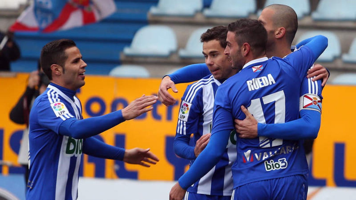 A pesar de que el gol fue marcado en propia meta, los futbolistas del equipo local felicitan a Yuri y a Marquitos, elaboradores de la acción que derivó en el tanto que le dio a la postre a la Deportiva los tres puntos.