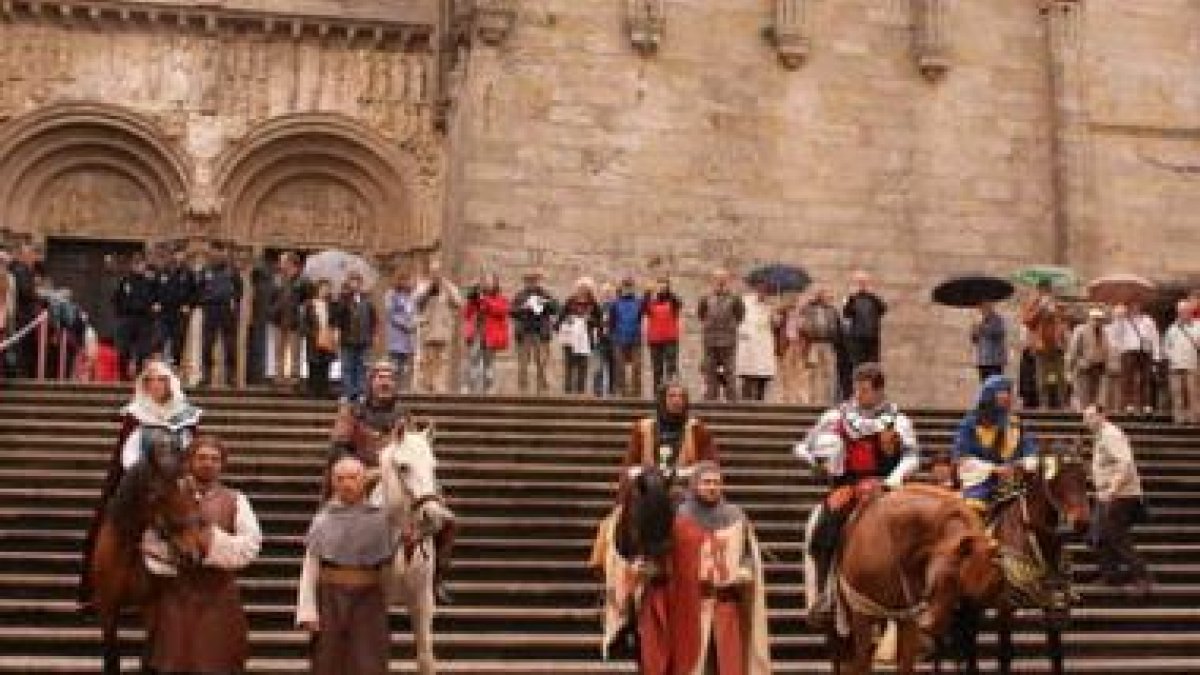 Los nobles leoneses, junto a la Catedral, causaron gran expectación en Compostela.