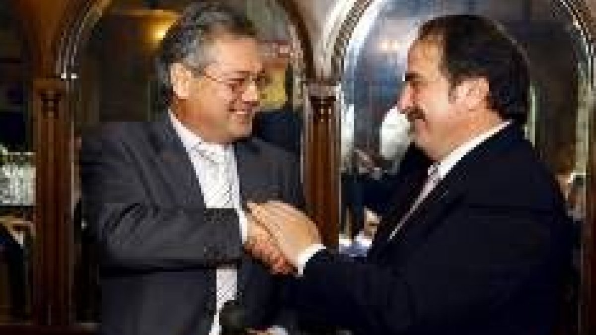José Antonio Domínguez recibe de Jesús Prieto el emblema de El Borrallo por su labor como mantenedor
