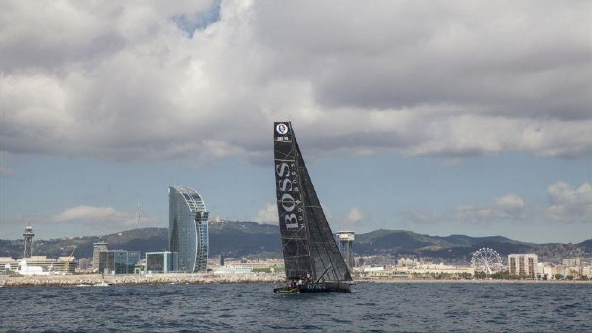 El Hugo Boss de Alex Thomson, en su salida, el pasado miércoles, frente a la costa de Barcelona.