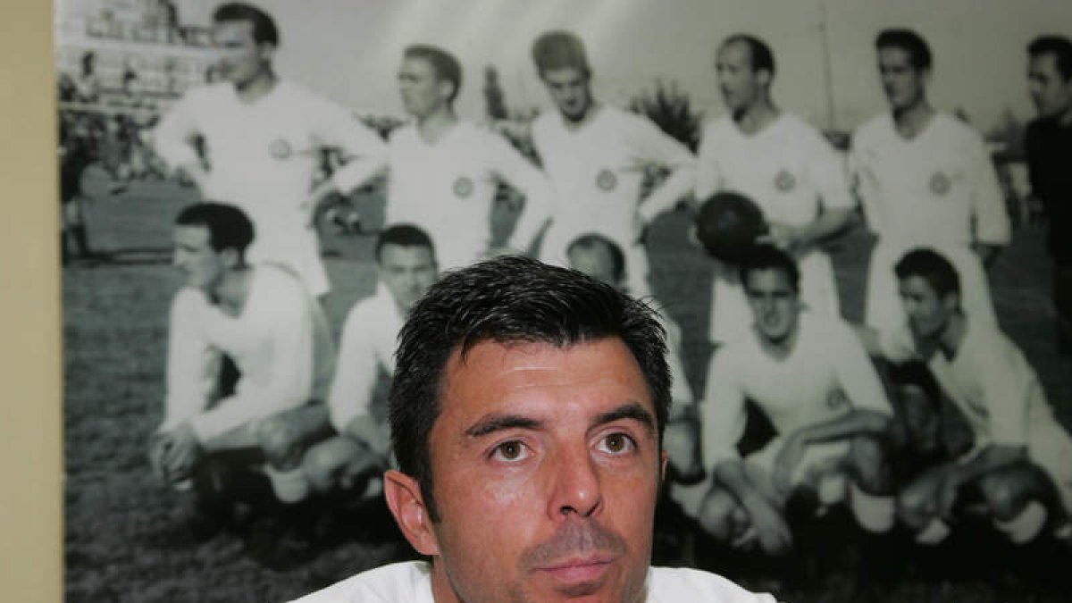 Luis Cembranos, exfutbolista del FC Barcelona, ocupó el cargo de entrenador de la Cultural. S. PÉREZ
