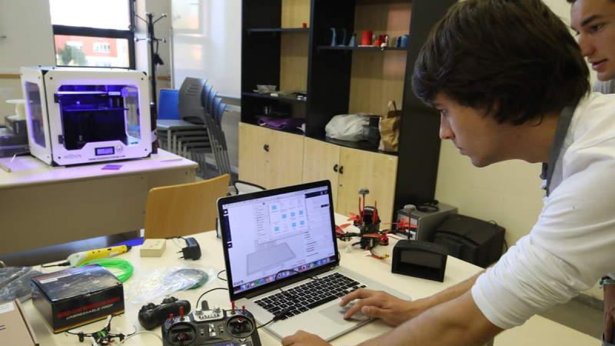 Óscar Alonso, en la sala del Club Maker. El joven coordina la fabricación de un avión de forespán con radiocontrol. RAMIRO