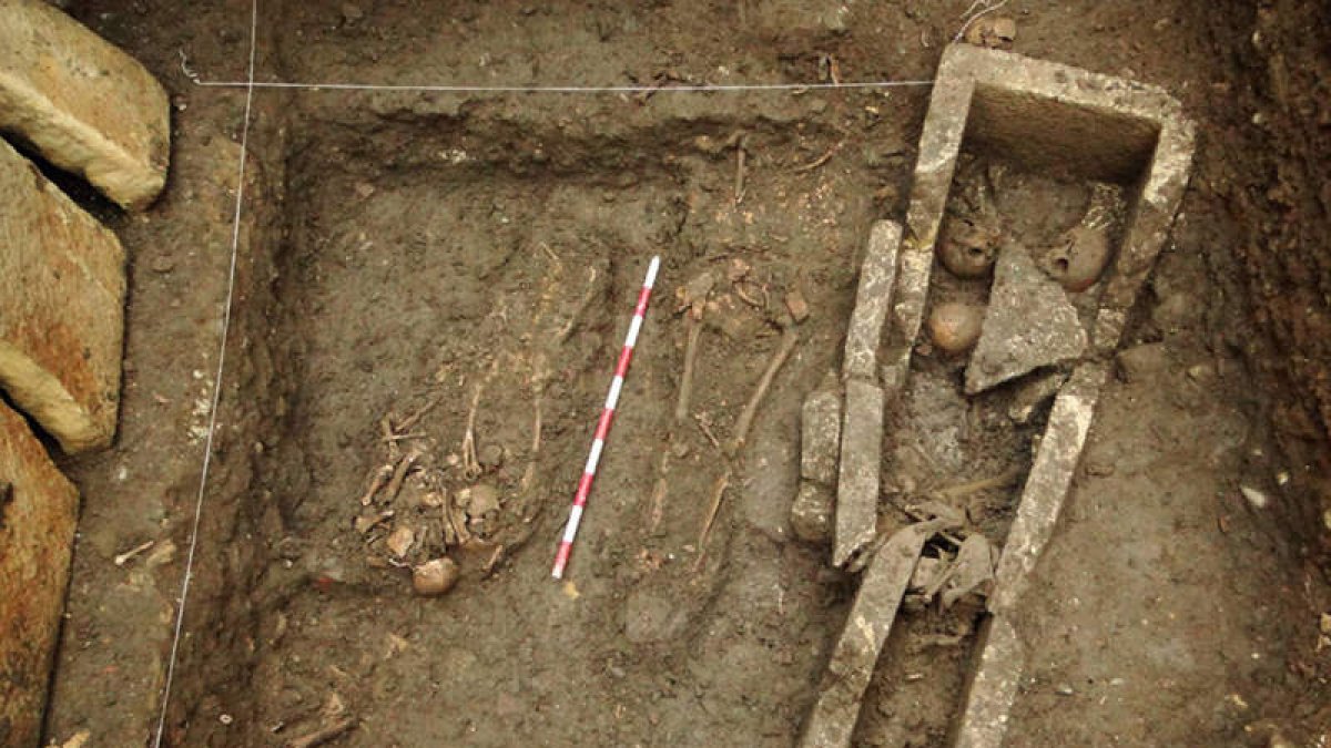 En las catas se hallaron restos del antiguo cementerio. DL