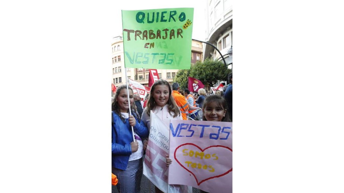 Hijas de empleados de Vestas, en la movilización del día 6. RAMIRO