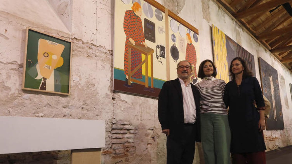 Luis García, director de Arte del ILC, Isabel Azcárate, viuda de Arroyo, y Ana Azcárate. FERNANDO OTERO