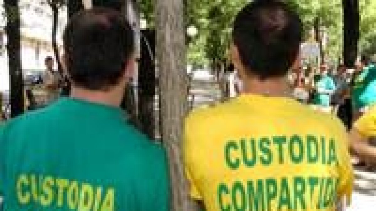 Dos padres separados exigen la custodia compartida con un lema en sus camisetas en Madrid
