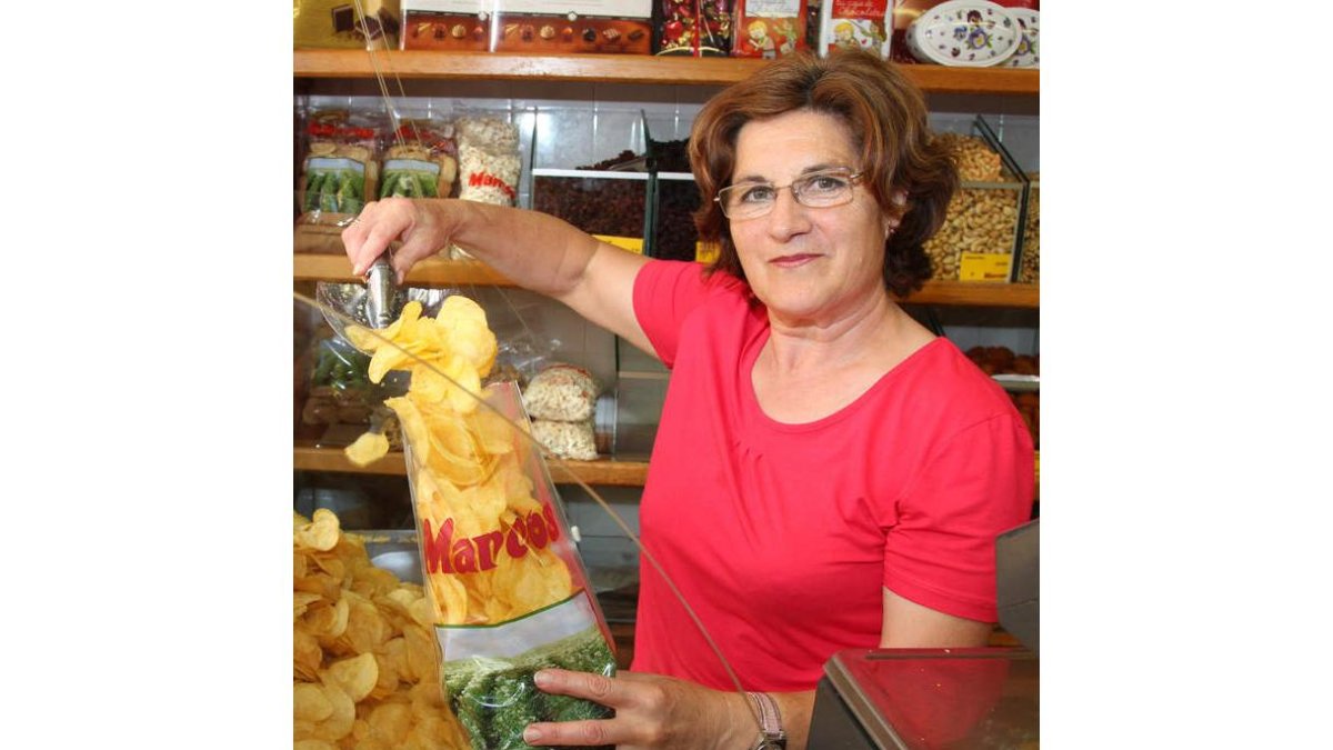 Teresa es la esposa del fundador de Patatas Marcos, hoy jubilado. Junto con su hijo lleva las riendas de este negocio tradicional leonés.