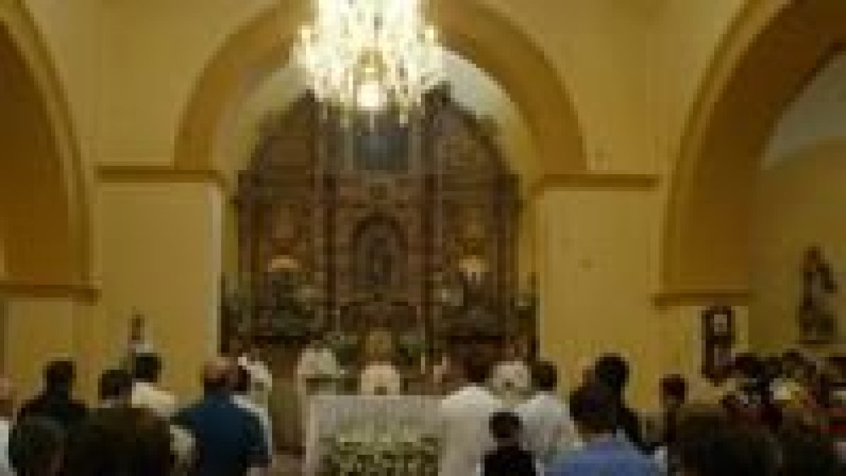 Los vecinos de Trobajo del Cerecedo llenaron ayer el templo tras las obras