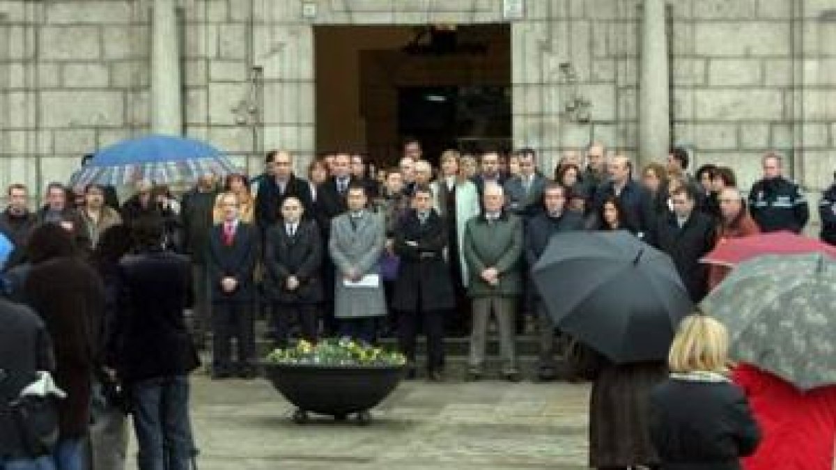 Concejales, sindicalistas, otros cargos públicos y ciudadanos se concentraron ayer en Ponferrada