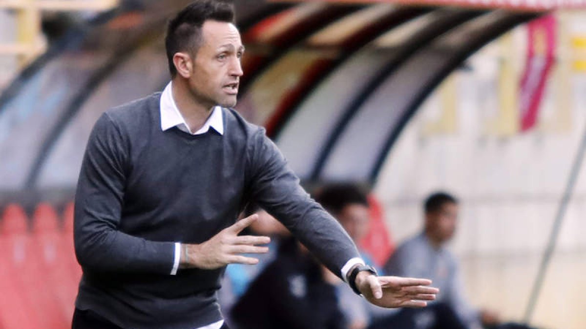 José Manuel Aira dando instrucciones a sus jugadores en uno de sus partidos. MARCIANO PÉREZ