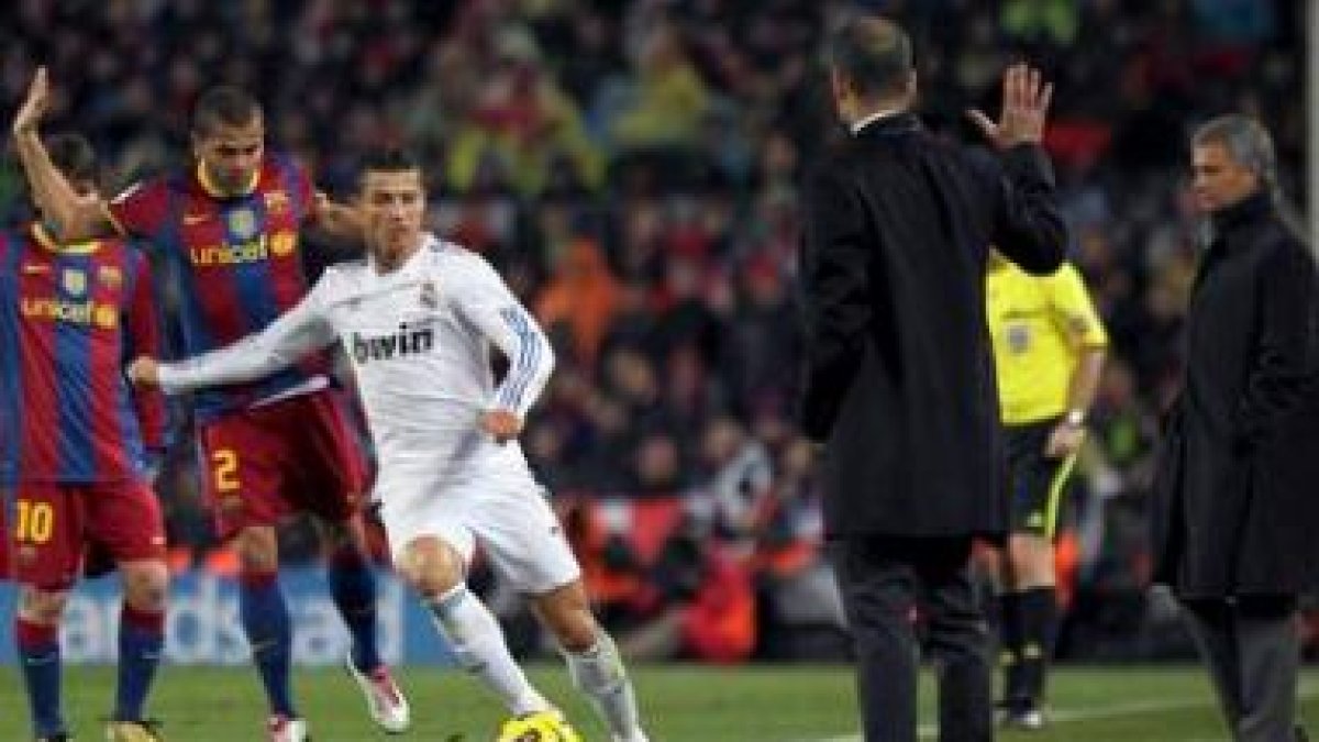 Pep Guardiola contempla una jugada con Cristiano Ronaldo y Alves. Mourinho, tampoco pierde detalle.