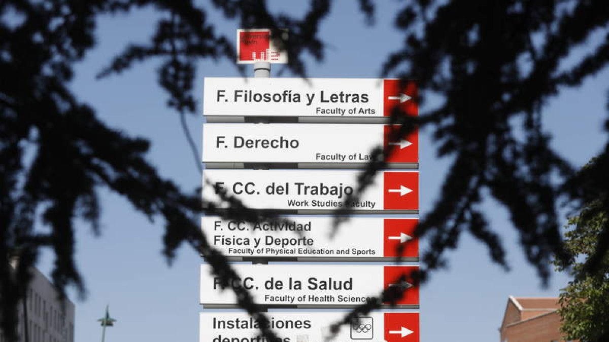 Uno de los carteles que informa a los alumnos sobre las facultades en Vegazana. MARCIANO PÉREZ