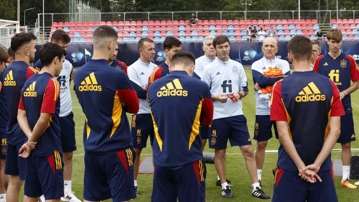Santi Denia habla con sus jugadores antes del partido de semifinales frente a Ucrania. EIDAN RUBIO