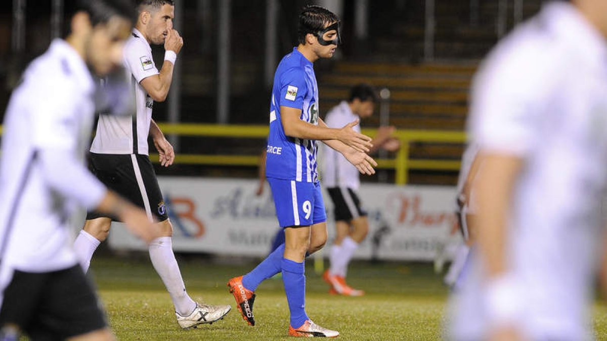 Juanto se lamenta tras fallar una ocasión en el partido disputado ayer. CÉSAR MANSO