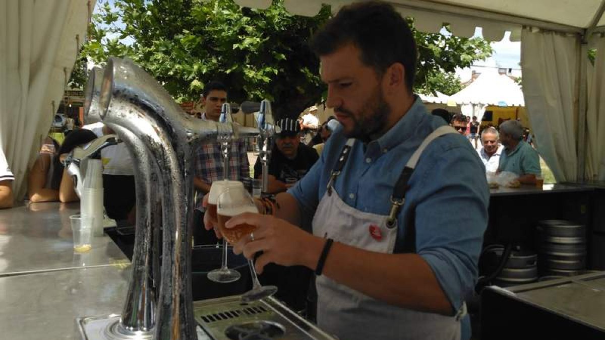 Daniel Giganto, campeón de España de tiraje, muestra la técnica. A. D,M.