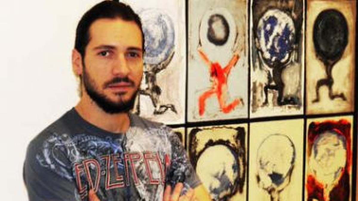 El artista Jorge Solana junto a una de sus obras.