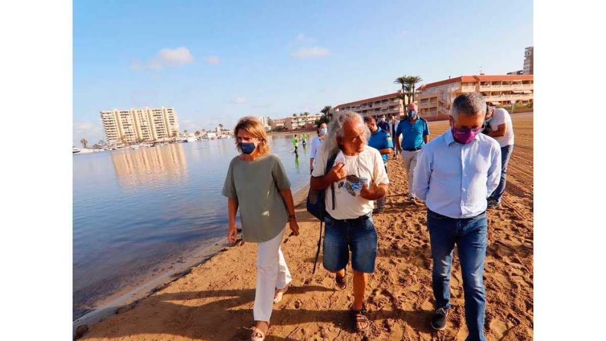 Ribera recorre la playa de Puerto Bello del Mar Menor. JUAN CARLOS CAVAL