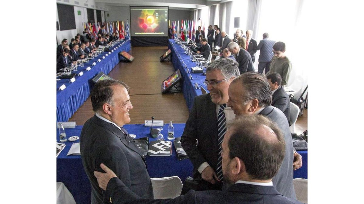 Tebas, izquierda, conversa con presidentes de varios clubes.