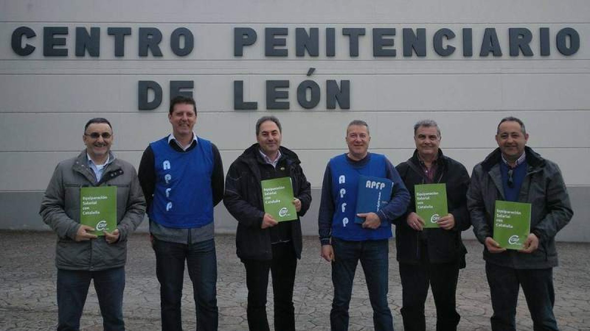 Miembros de Apfp y CSIF, durante las actividades que se organizaron ayer. DL