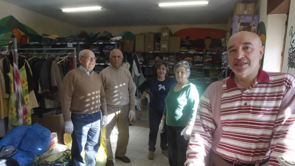 Voluntarios del ropero de Villaquilambre.