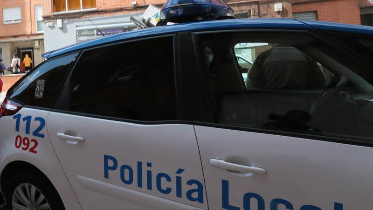 Un coche de la Policía Local durante una intervención.