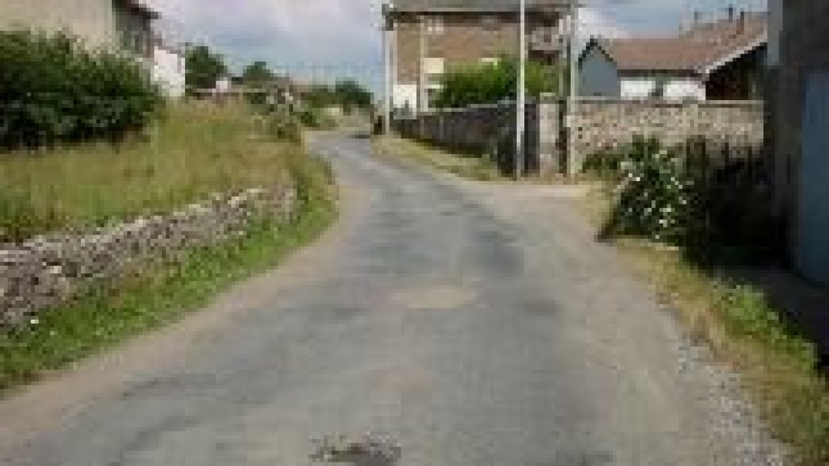 Los baches son considerables, como se aprecia en la imagen, en la carretera de entrada de Cerezal