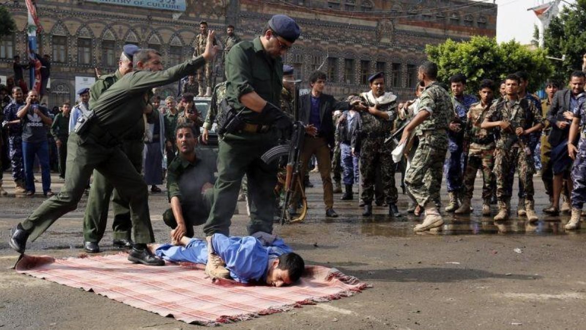 Un policía abre fuego contra Hussein al-Sakit, de 22 años, en una plaza de la capital de Yemen, el 14 de agosto.