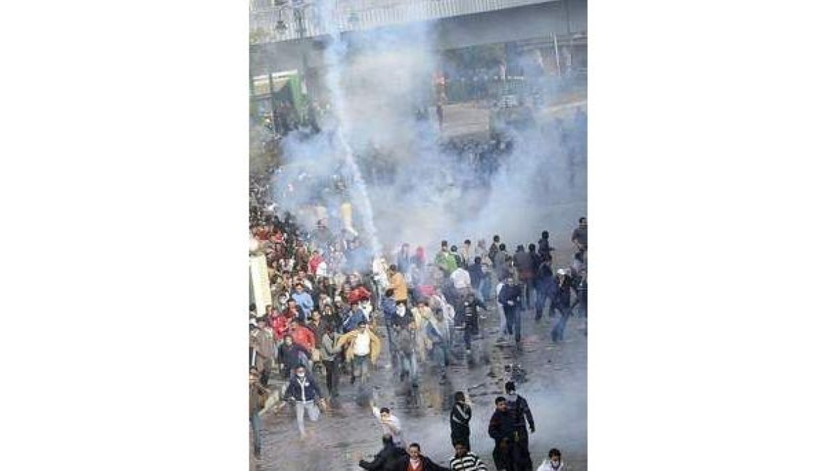 La policía egipcia hace frente a los manifestantes en El Cairo.