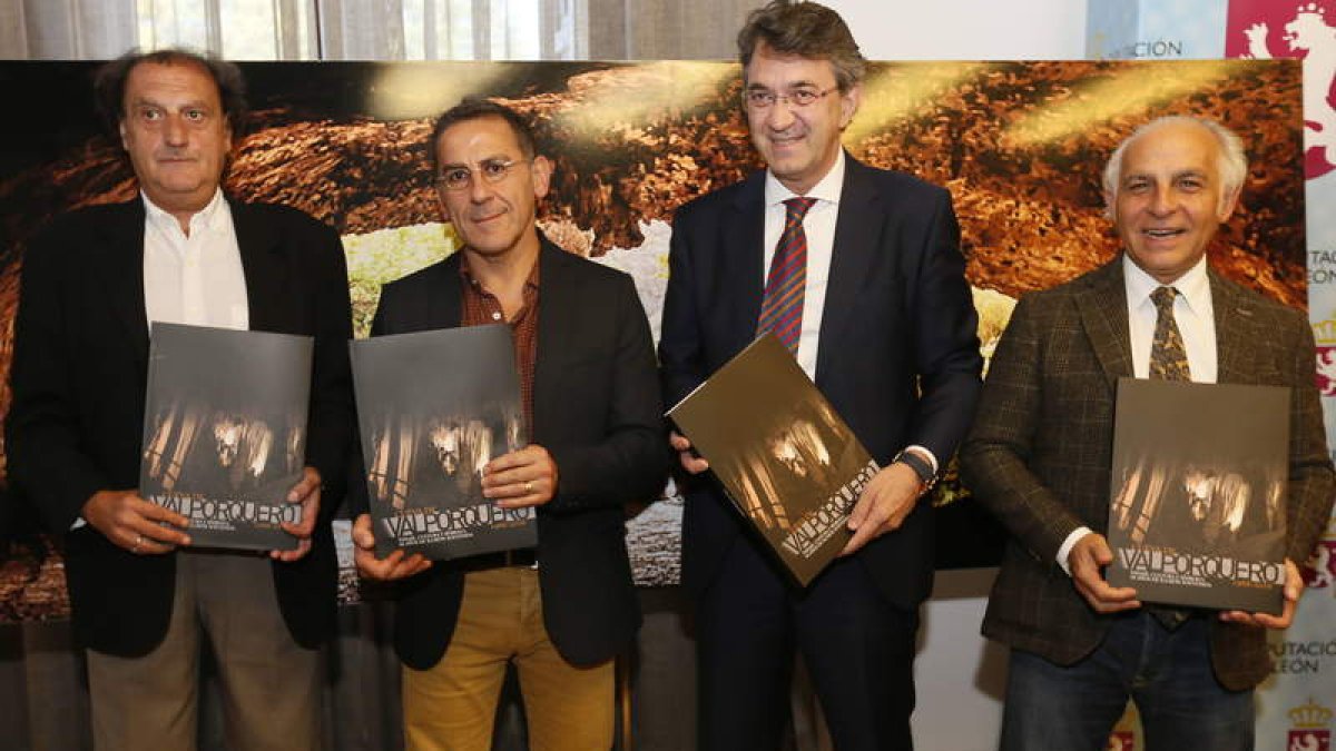 Tomé, Secundino Pérez, Martínez Majo y Miguel Ángel del Egido, con la edición del libro. RAMIRO