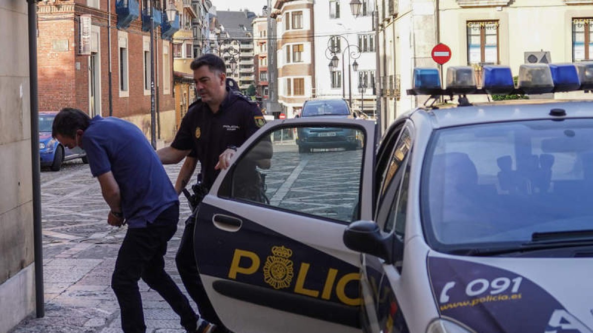 El acusado, a su llegada a la Audiencia Provincia de León, ayer. MIGUEL F. B.