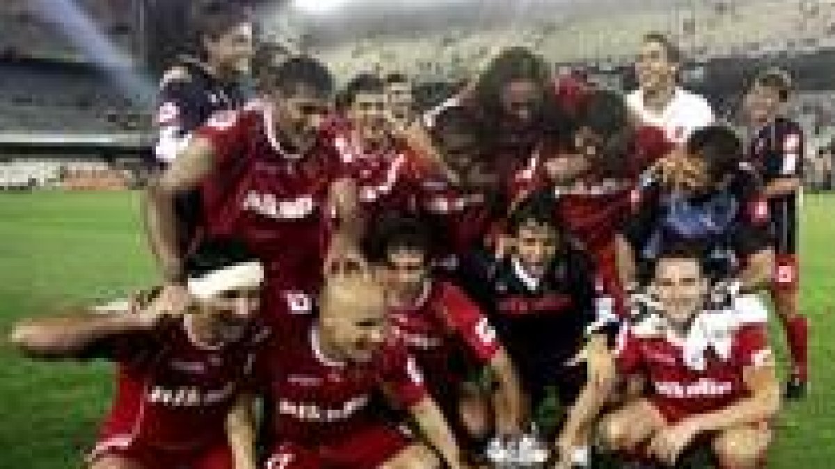 La plantilla zaragozana festeja la consecución del título, después de cerrar la disputa de la final