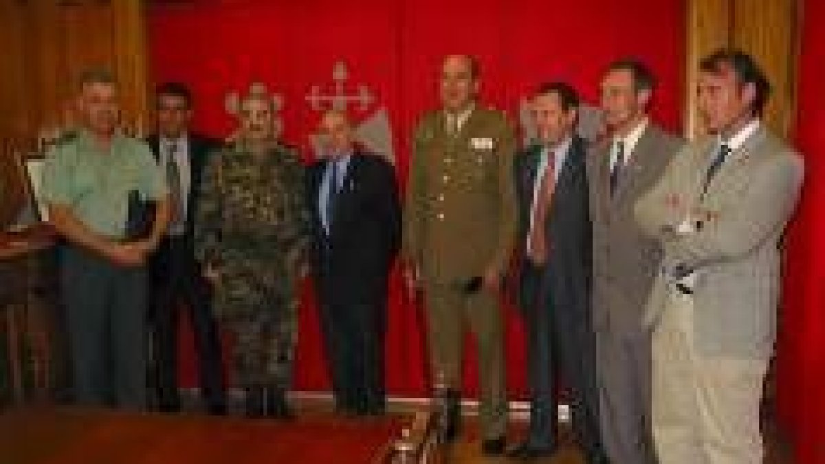 Los mandos y las autoridades durante la visita del general en jefe de Artillería