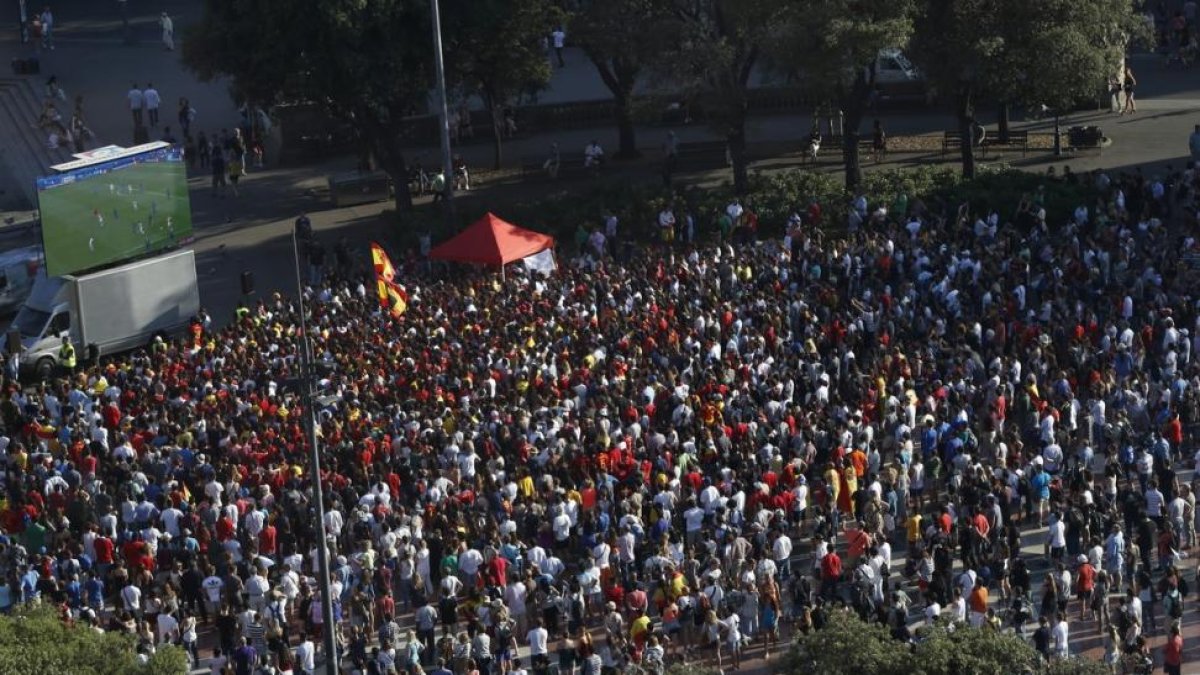 Cientos de personas, el pasado día 27 de junio, en plaza Cataluña, frente a la pantalla gigante para ver el partido de la Eurocopa.