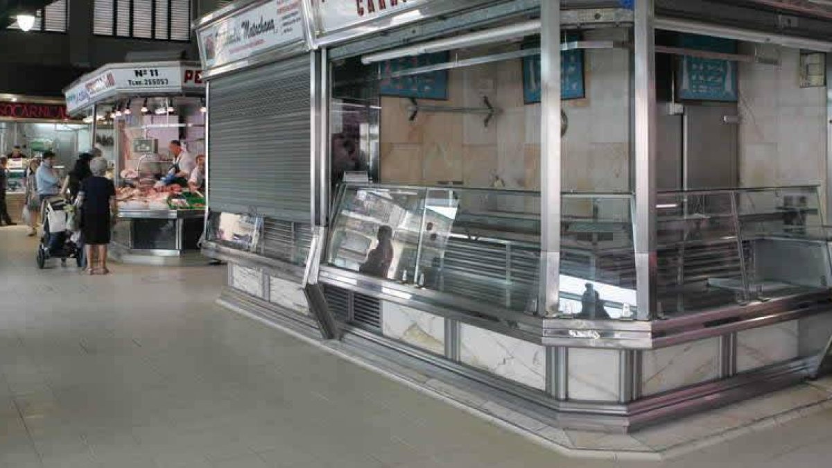 El viejo mercado fue remozado hace unos años, pero son muchos los negocios cerrados, a la espera de una decisión.