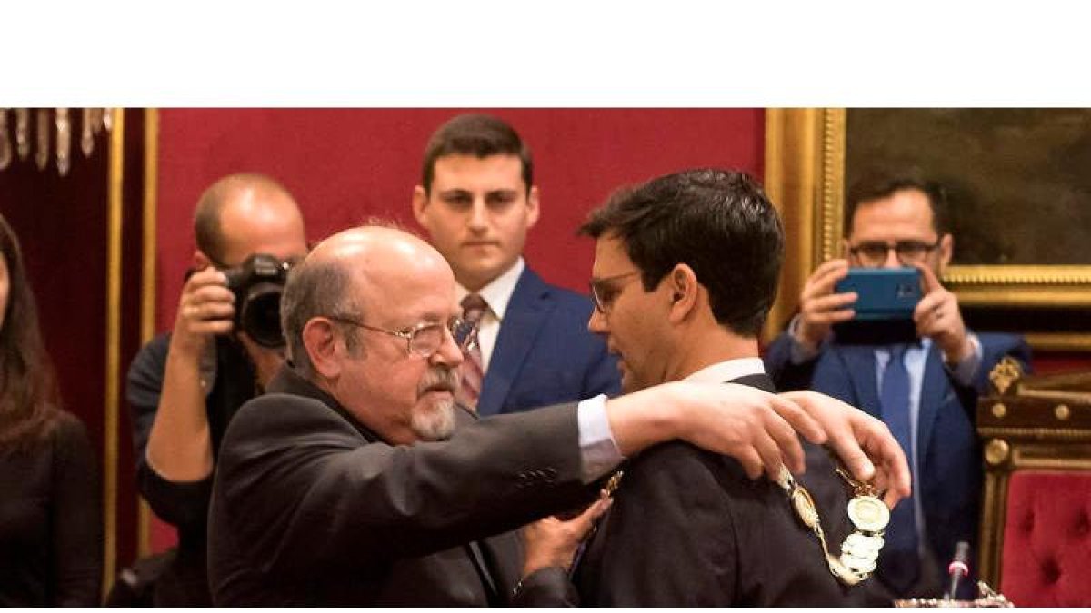 Francisco Cuenca recibe el collar y el bastón de mando. M. Á. MOLINA